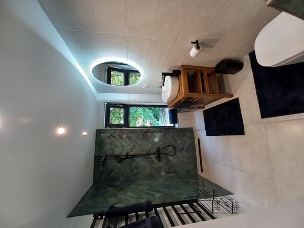 Modern zuhanyzós fürdőszoba Békésszentandrás vízparti nyaralójában