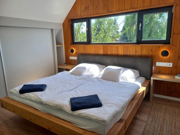 Franciaágyas hálószoba kutyabarát szálláshelyen a Holt-Körös partján