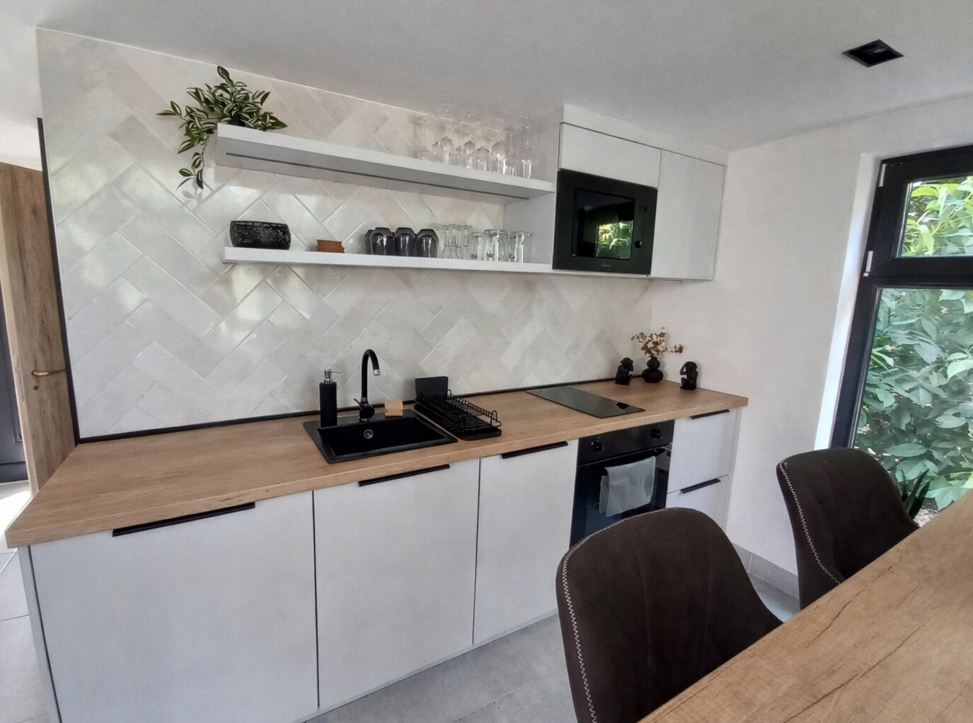 Mosogatógépes modern konyha vízparti nyaralóban Békésszentandráson