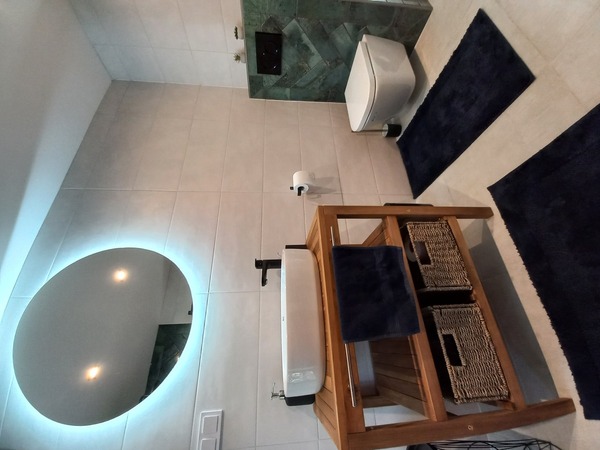 Modern fürdőszoba LED tükrös mosdóval vízparti nyaralóban