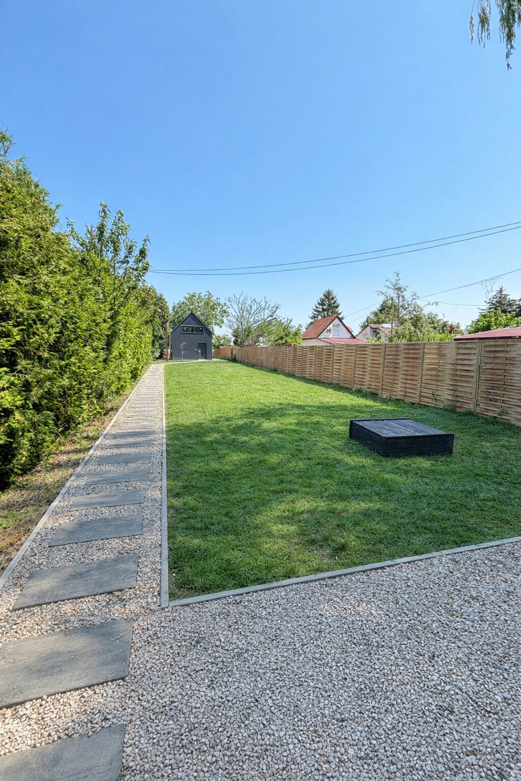 Kutyabarát, zárt kert modern vízparti nyaralónál Békésszentandráson