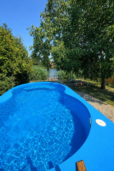 Medencés vízparti nyaraló Békésszentandráson saját stéggel, 4 fő részére.