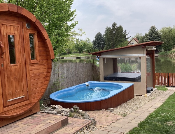 Holt-Körös-parti vízparti nyaraló jakuzzival, szaunával és kültéri medencével Békésszentandráson