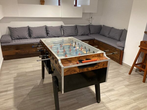 Vízparti nyaraló csocsóasztallal és társalgóval