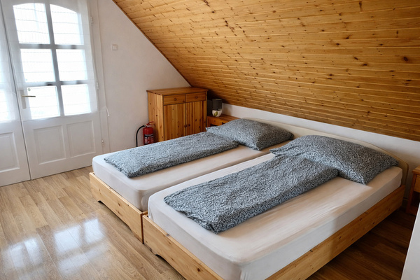 Keresztháti nyaraló fő hálószobája két különálló ággyal