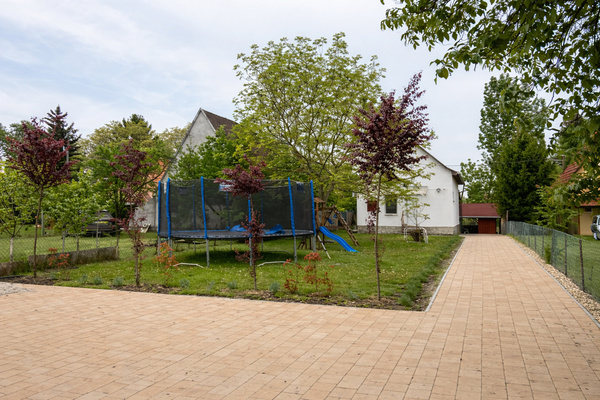 Keresztháti nyaraló zárt, saját parkolóval