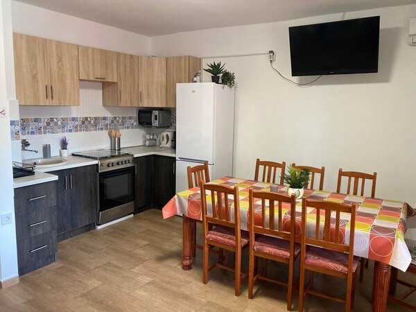 Felszerelt konyha és étkező a vízparti nyaralóban