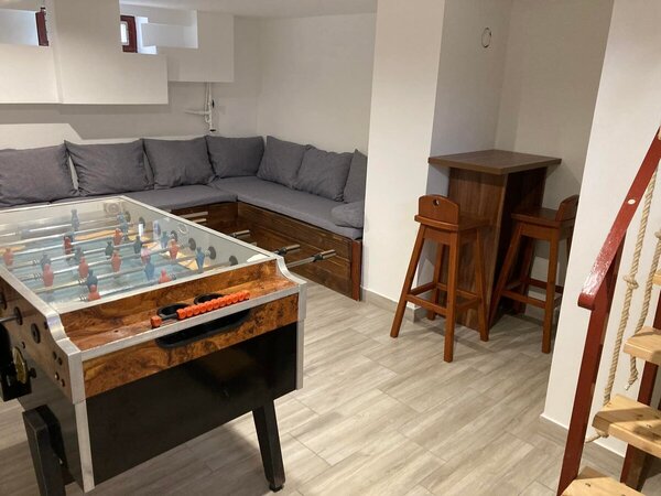 Társalgó csocsóasztallal és sarokkanapéval