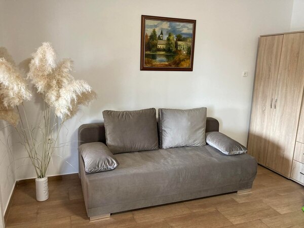 Kihúzható kanapé a nappaliban – 10+2 fős nyaraló