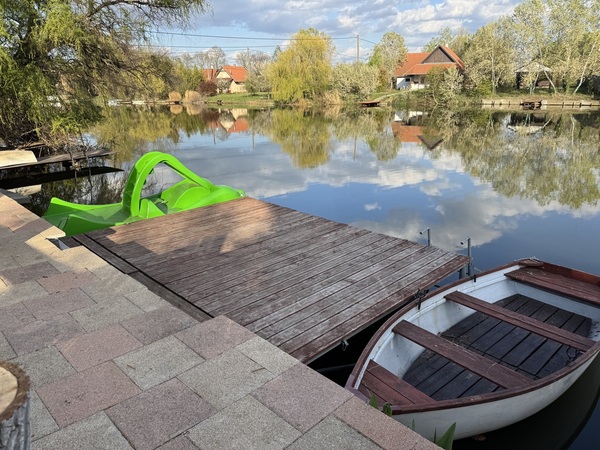 saját stég csónakkal és vízibiciklivel horgász nyaralónál