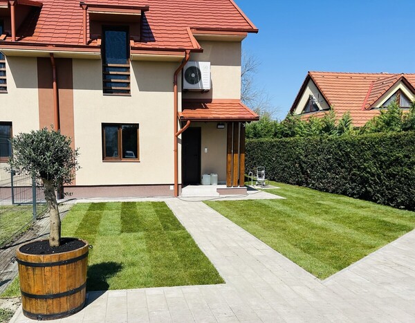 Zárt, gondozott kert a Nagyfoki vízparti nyaralónál