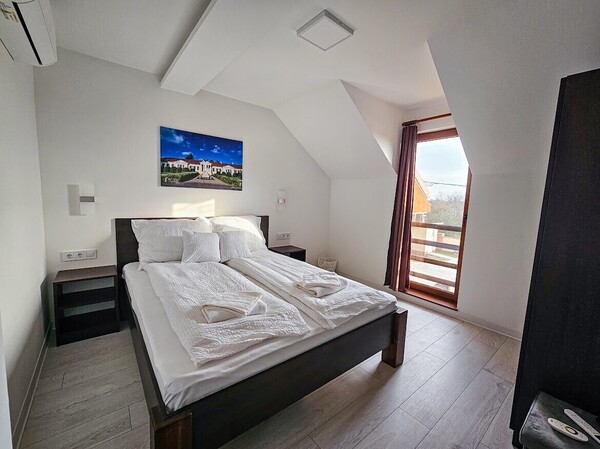 Franciaágyas hálószoba erkéllyel a Nagyfoki vízparti nyaralóban