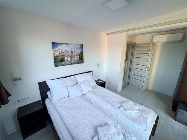 Légkondicionált hálószoba 20 fős vízparti nyaralóban