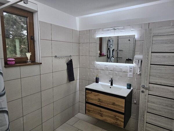 Modern fürdőszoba a Nagyfoki vízparti horgász szálláson