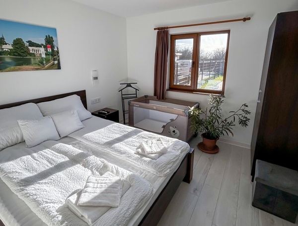 Gyerekbarát szállás babaággyal – vízparti nyaraló családoknak